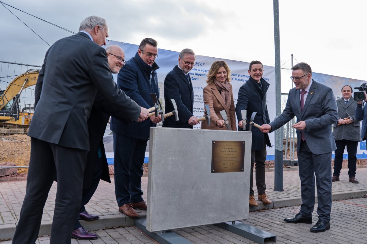 The ceremonial tapping of the foundation stones took place at the Masaryk Memorial Cancer Institute. Both constructions are already underway